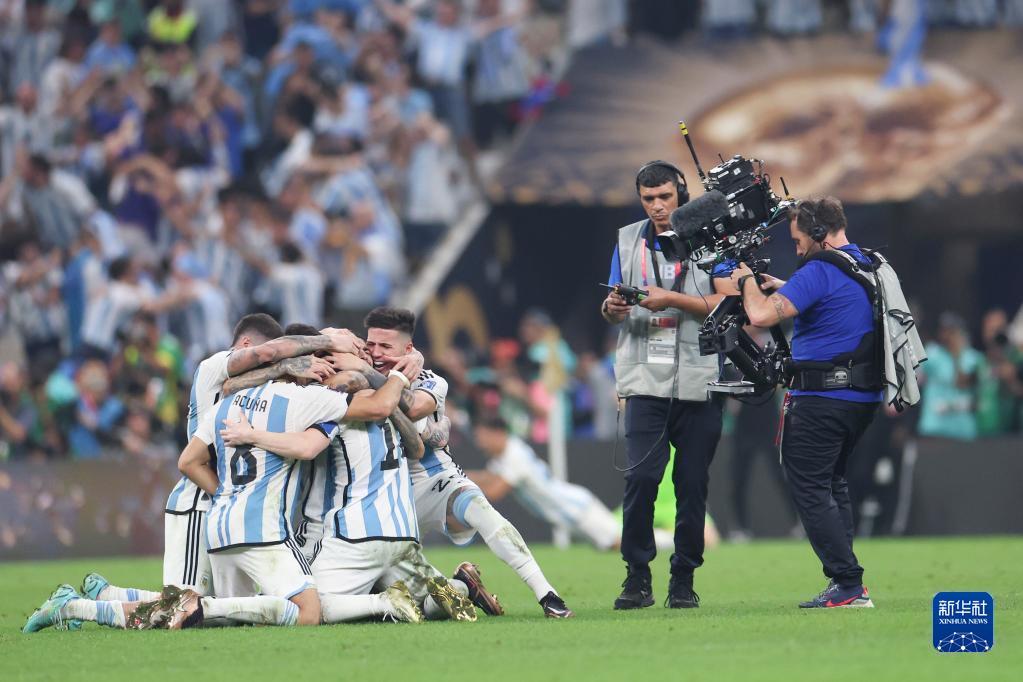 阿根廷队球员在加时赛中庆祝队友梅西的进球
